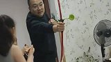 爸爸用弓箭帮儿子拔牙拔完后儿子一惊讶