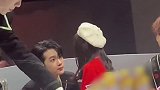 R1SE 对待妹妹要宠 对待弟弟要闹 哈哈哈太可爱啦！