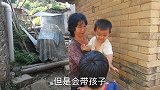 她抱着孩子到处晃，困了就和孩子睡地上，孩子很漂亮妈妈却很特殊