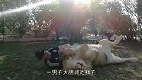萌娃教小白虎洗脚，认真学习的模样太可爱，心都要萌化了