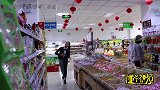 美女超市买东西，花1元就能买走30元的零食，为什么