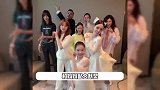 董璇母女和李小璐母女同框跳舞，小酒窝站C位表现力强，甜馨越来越美