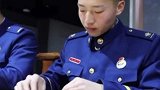消防救援站的消防员们用纸巾折出100朵白花