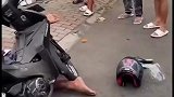 还以为是摩托车车祸现场，镜头转过去才看明白