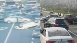 上海中环四车连环相撞现场：一车“四脚朝天”翻转 三车横亘路面