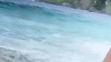 男子看见海浪袭来转身就跑！