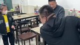 骨科大夫吃饭偶遇小姑娘崴脚