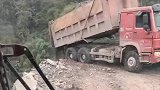 这样倒沙土的翻斗车，是老司机还是新司机