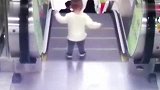 2岁男童手扶梯坐倒 站务人员飞奔将其抱起_超清