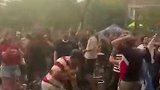倾盆大雨也浇不灭赢球后美国球迷蹦迪的热情