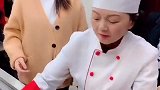 小冉和桃子为争加肉抢成这样，老板娘都生气了，这次满意了吧
