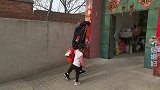 倔媳妇带西西回老家，小梦雨看到西西亲个不停，倔媳妇一旁乐开花