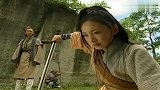 小伙手中的木剑是把神兵利器，一剑就将两大高手震飞！