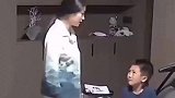 男孩回家不写作业不睡觉，被父母罚通宵看电视！