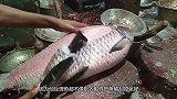 “败家”小伙街头卖鱼，不刮鳞，直接切鱼皮，网友：很有艺术感！