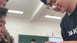男子给同学表演魔术，没想到结局让人哭笑不得