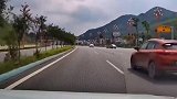 行车记录仪连跨三个车道，女司机还一脸无辜的样子