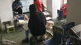 高校扔掉考研学生书凳：有领导检查 不让学生在大厅背书