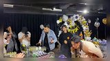 张杰生日在剧场度过谢娜惊喜现身 深情唱生日歌画面超甜