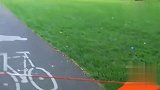 大叔骑车真厉害，回头率爆满，这操作也没谁了太搞笑了