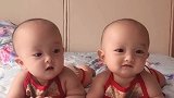 可爱的双胞胎躺在床上卖萌，话说这兄弟俩怎么长得那么像，好可爱