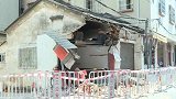 女司机油门当刹车冲进街边民房 整面墙被撞塌