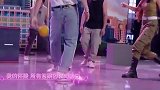 赵丽颖离婚后首亮相，离开冯绍峰风格大变，身材暴瘦全程低头不语