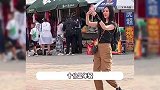 朱孝天与老婆甘肃旅游，打扮随意小肚腩抢镜，与韩雯雯不像同代人