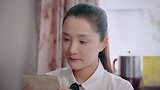 姑娘费劲千辛万苦打开朋友送的盒子，认真看着盒子里面的东西