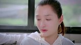 小伙看着姑娘的无助，只能出言安慰