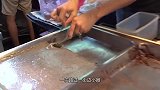 小伙街边卖“纯绿色”小吃，路人犹豫不敢买，老顾客真不识货！