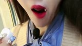 吃冰小姐姐，吃冰冻棉花糖，一口一个好过瘾