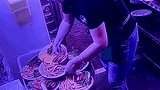 这就是为啥厨房垃圾桶要加盖的原因，一天工资白费了！
