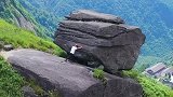 远看大石头，近看石头大，石头真是大，真是大石头