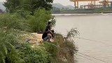 小伙河边钓鱼，突然遇到河水涨潮，仓促收拾渔具就跑路