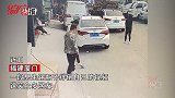 俩男生花式比拼踢瓶子，舞动身躯浑然发力，下结局引网友爆笑