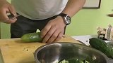 男子用菜刀拍黄瓜，谁知黄瓜怎么都不碎