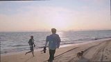 王俊凯董子健海边狂奔，上演青春偶像剧戏码