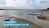 女游客深陷江边淤泥，众人手拉手将她“拔出”