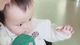 爸爸带娃时看手机，萌娃的反应亮了