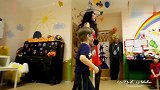 外国幼儿园万圣节还要开派对，老师扮巫婆和萌娃一起跳舞