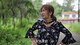 骗子摆摊免费喝水，不想来个美女太聪明，把骗子整惨了