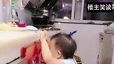 这才是吃货本能，怎料还看到这一幕：身高不够凳子来凑，漂亮！