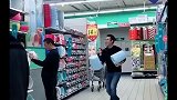 真把人家那美女吓到啦!
