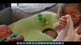 1岁哥哥给弟弟换尿不湿，下一秒哥哥的动作，弟弟快笑岔气了