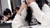 教室里发现一位漂亮的小姐姐，她一笑感觉世界都美好了！