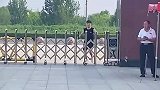 男子扮演歹徒冲进校园，被保安持械制服