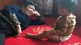 一岁的孙子和奶奶动手打架，谁也不饶谁，真是冤冤相报何时了