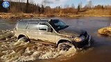 老外把车轰入河流，以为被水冲走，看到车头，网友：难怪没有熄火
