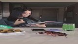 这么可爱的小龙虾，美女你怎么舍得吃掉呢，让我来